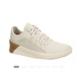 Women’s tennis shoes